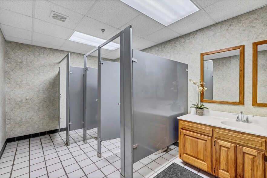 More Photos Of 6714-6716 Central Avenue Pike, Knoxville Office For Lease