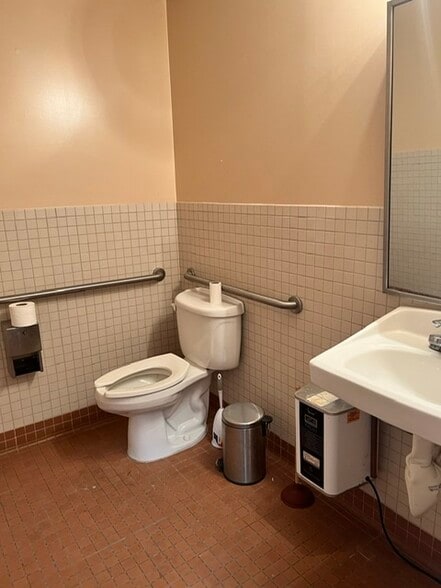 More Photos Of 8000-8018 Old Alexandria Ferry Rd, Clinton Warehouse For Lease