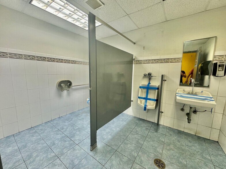 More Photos Of 130 Sheridan Blvd, Inwood Warehouse For Lease