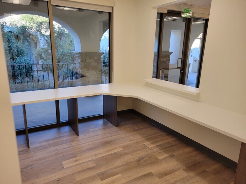 More Photos Of 2060 W Whispering Wind Dr, Phoenix Medical For Lease