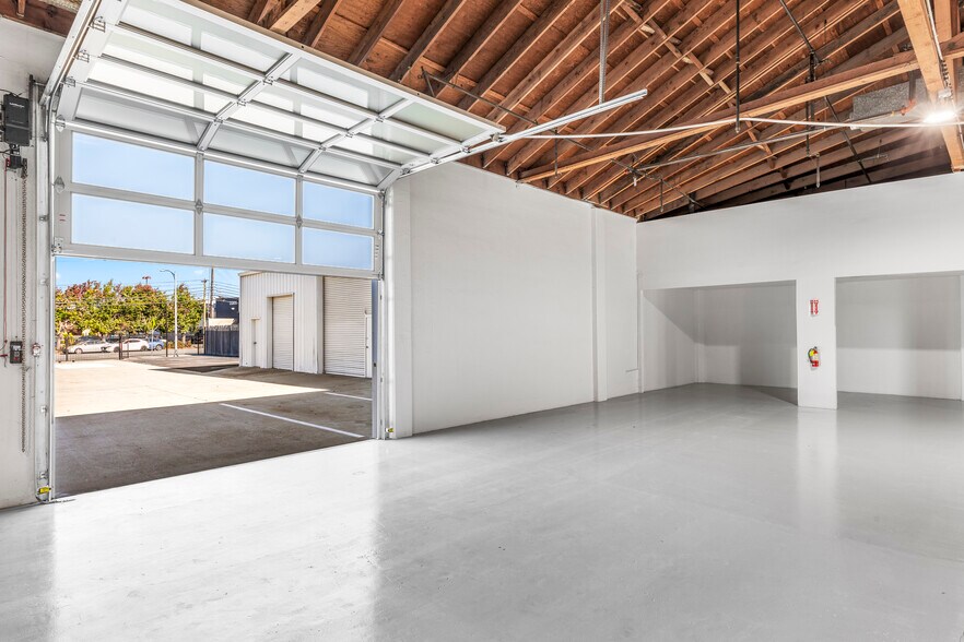 More Photos Of 860 Charter St, Redwood City Research And Development For Lease