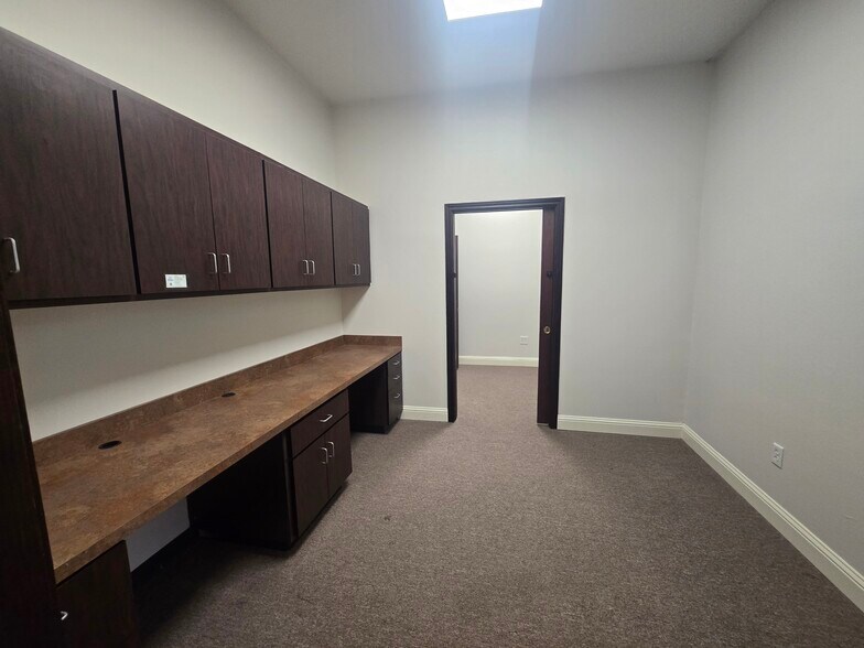 More Photos Of 9289 Huntington Sq, North Richland Hills Office For Lease