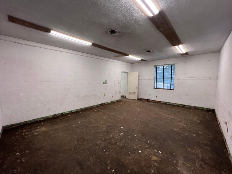 More Photos Of 211 W Walnut Ave, McKenzie General Retail For Lease