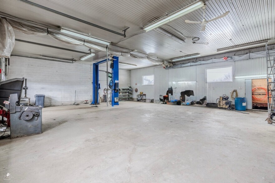 More Photos Of 180 Rue De L'anse S, Beaumont Light Distribution For Sale