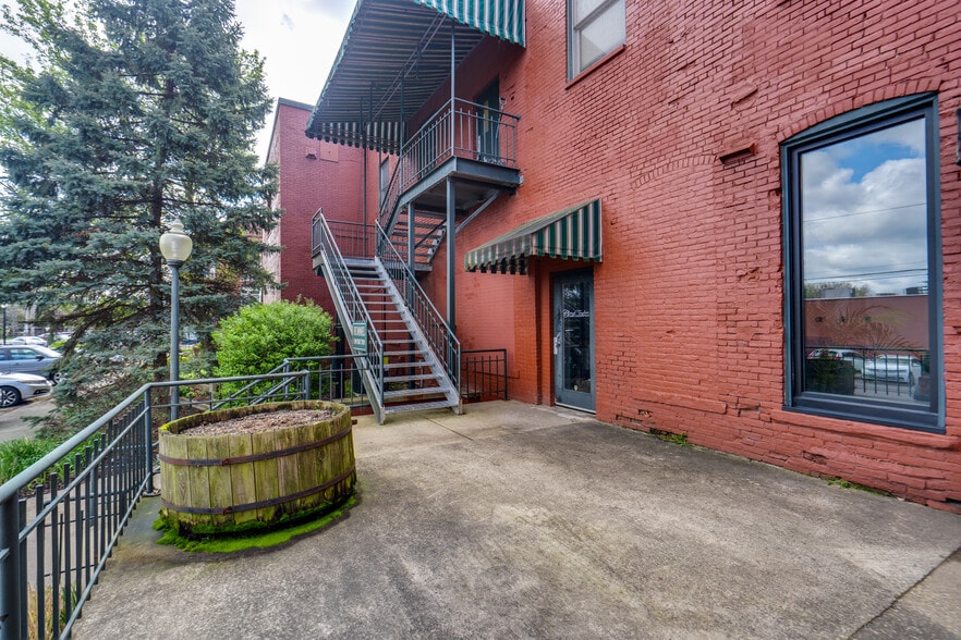 More Photos Of 121-127 E Main St, Ravenna Storefront Retail Office For Sale