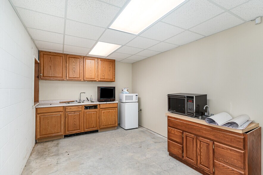 More Photos Of 820 N Michigan Ave, Saginaw Office For Sale