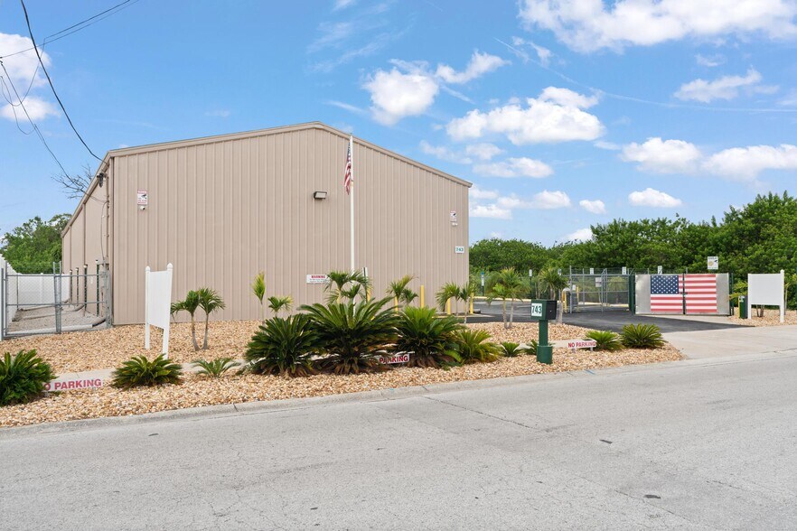 More Photos Of 743 Wesley Ave, Tarpon Springs Warehouse For Lease