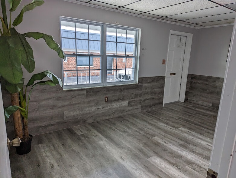 More Photos Of 1421 Commercial Park Dr, Lakeland Storefront Retail Office For Lease