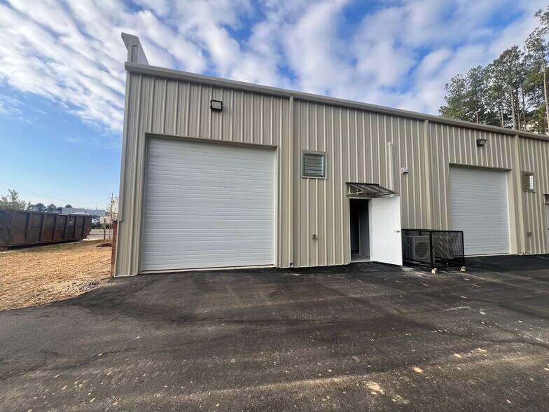 More Photos Of 3430 Acadia St, Fayetteville Showroom For Lease