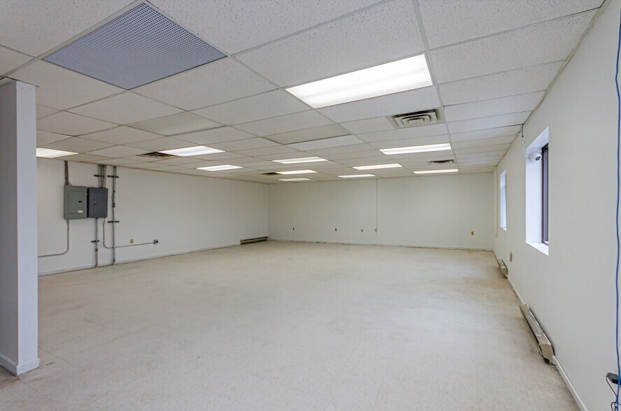 More Photos Of 151 Brock St N, Whitby Warehouse For Lease