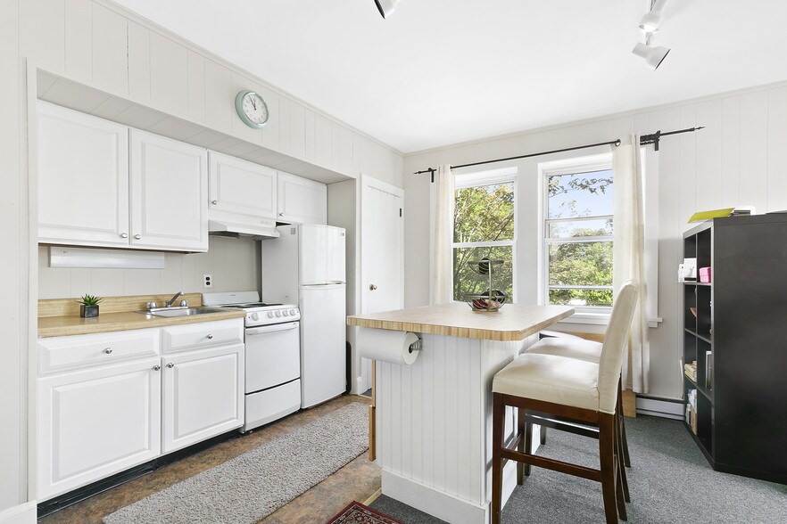 More Photos Of 105-107 Newtown Ln, East Hampton Storefront Retail Residential For Sale