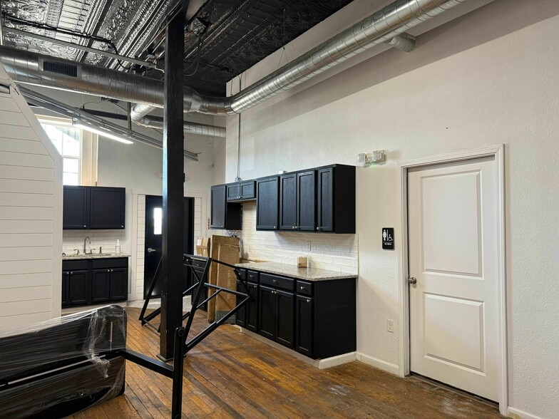 More Photos Of 300-308 W Commercial St, Springfield Storefront Retail Residential For Sale
