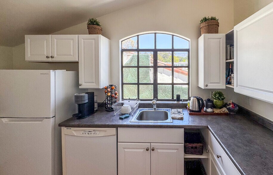 More Photos Of 1165 Coast Village Rd, Montecito Office For Lease