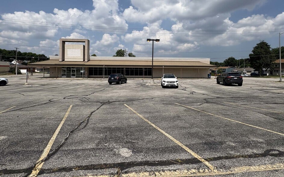 Primary Photo Of 9220 W Greenfield Ave, Milwaukee Drugstore For Lease