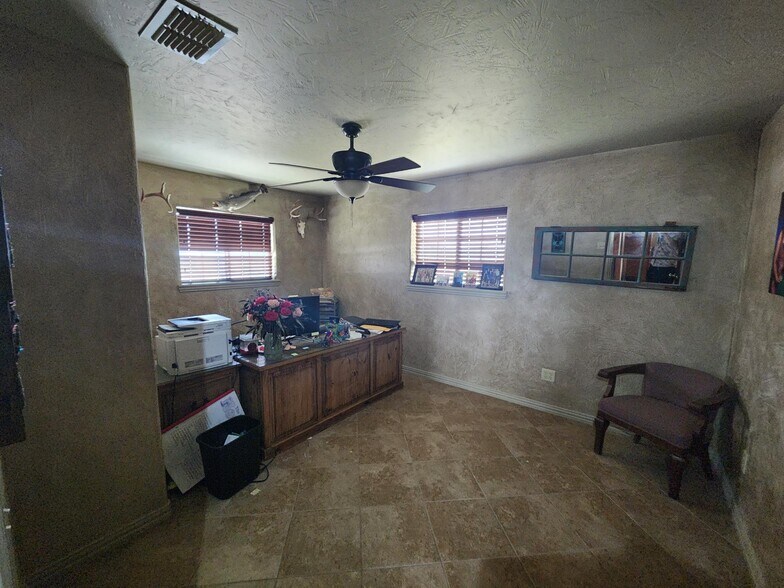 More Photos Of 2620 E Corral Ave, Kingsville Warehouse For Lease