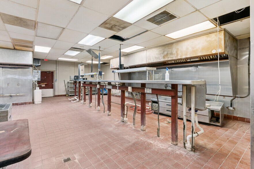 More Photos Of 1025 Magnolia Bluff Way SW, Darien Restaurant For Sale