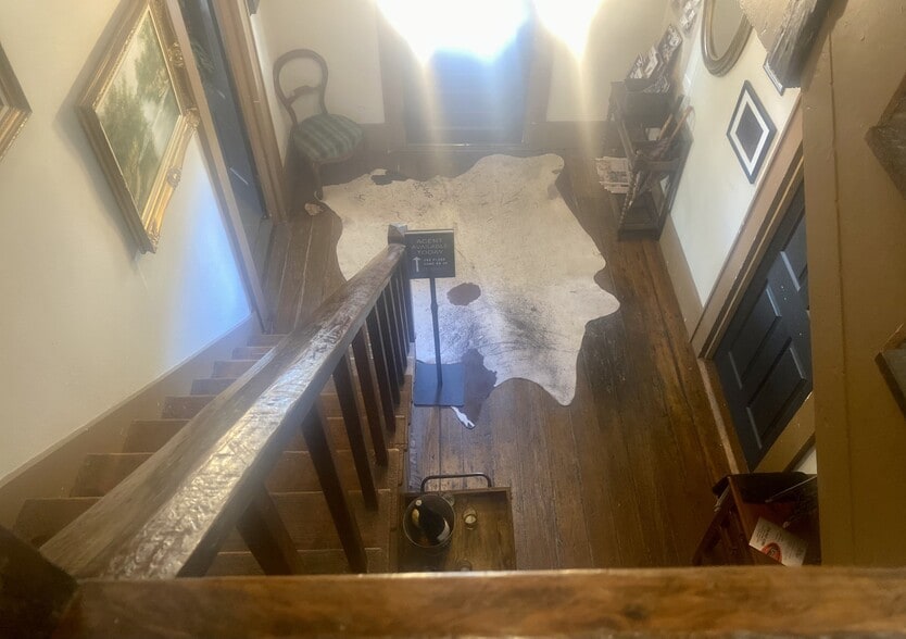 More Photos Of 7 N Main St, Salado Loft Creative Space For Lease