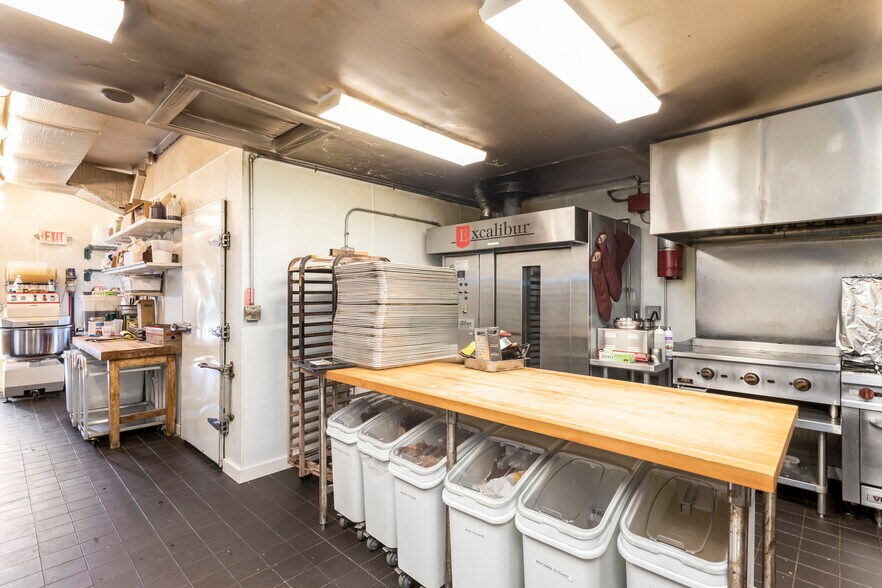 More Photos Of 25 West Neck Rd, Shelter Island Freestanding For Sale