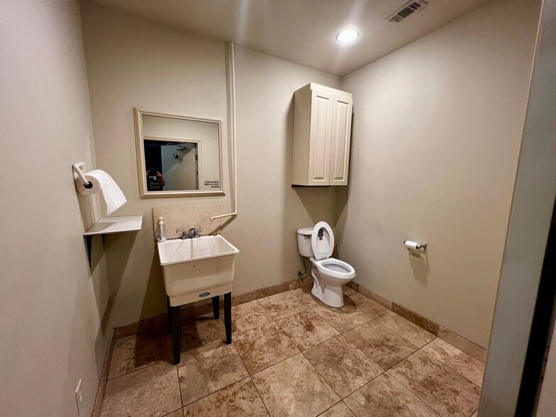 More Photos Of 11818 Warfield St, San Antonio Service For Lease