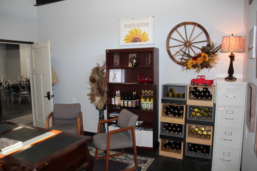 More Photos Of 446 S Main St, Winner General Retail For Sale