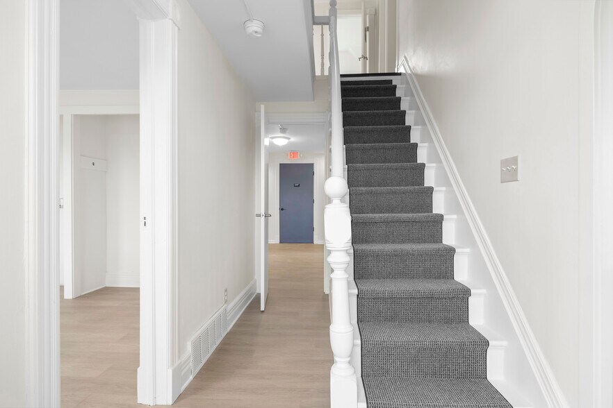 More Photos Of 267 Wolf Rd, Latham Office For Lease