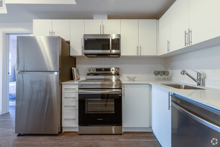 More Photos Of 16 Queen St W, Cambridge Apartments For Lease