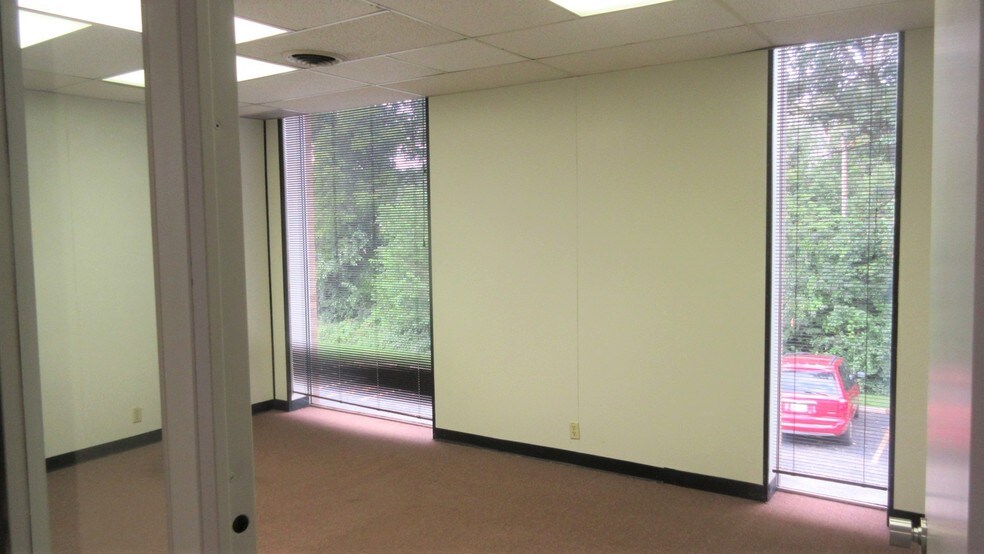 More Photos Of 1657 Commerce Dr, South Bend Coworking Space