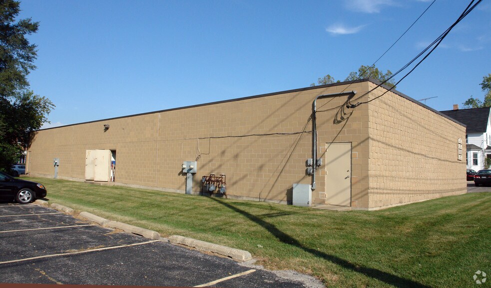 More Photos Of 214 S Hager Ave, Barrington Light Manufacturing For Lease