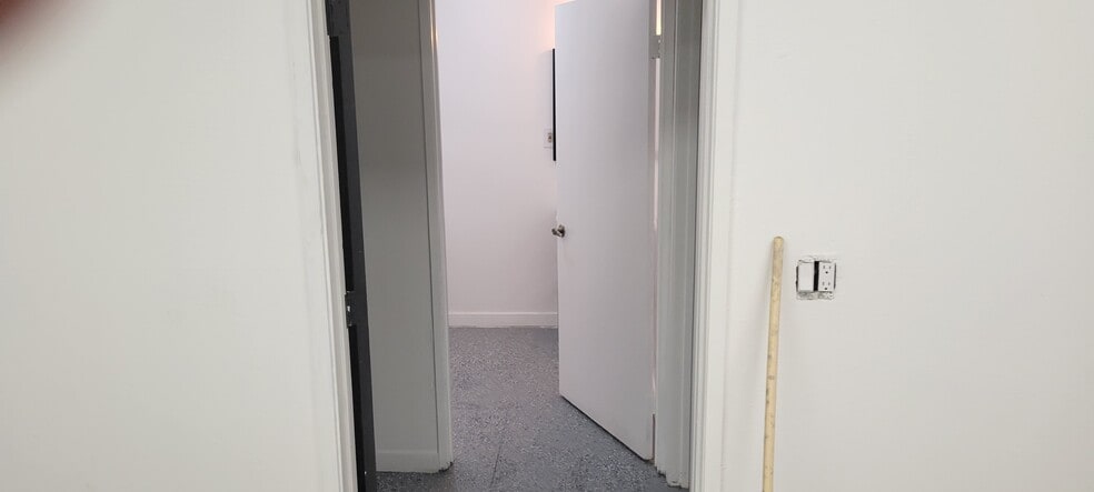 More Photos Of 21410 Hart St, Canoga Park Auto Repair For Lease