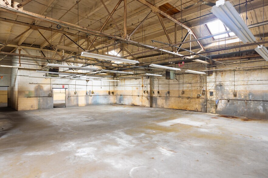 More Photos Of 334 Washington St, Somerville Manufacturing For Sale