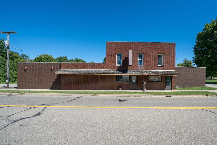 Primary Photo Of 18089 W State St, Vandalia General Retail For Sale