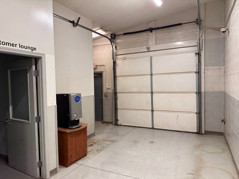 More Photos Of 327 Ashland Rd, Mansfield Showroom For Lease