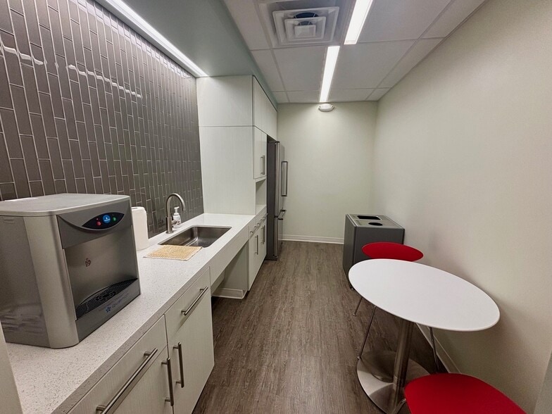 More Photos Of 841 E Hunting Park Ave, Philadelphia Medical For Lease