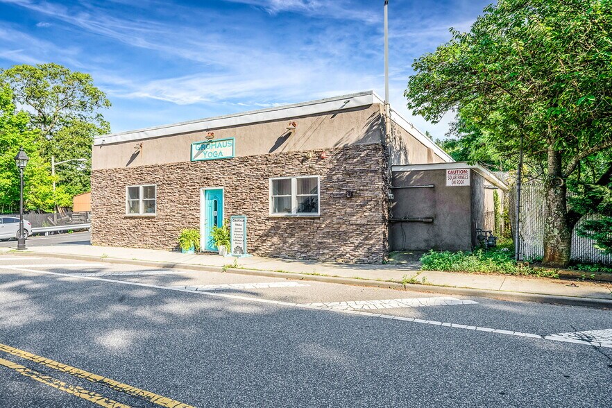 More Photos Of 6 New York Ave, Sound Beach Bar For Sale