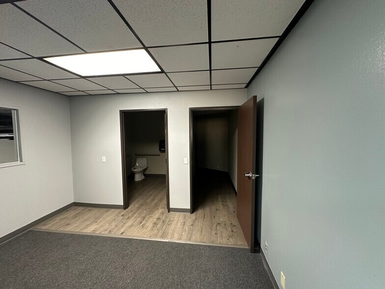 More Photos Of 2070 Floyd St, Burbank Light Manufacturing For Lease