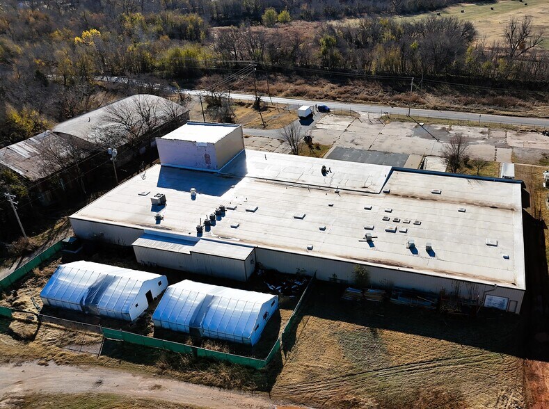 More Photos Of 326 W College Ave, Guthrie Manufacturing For Lease