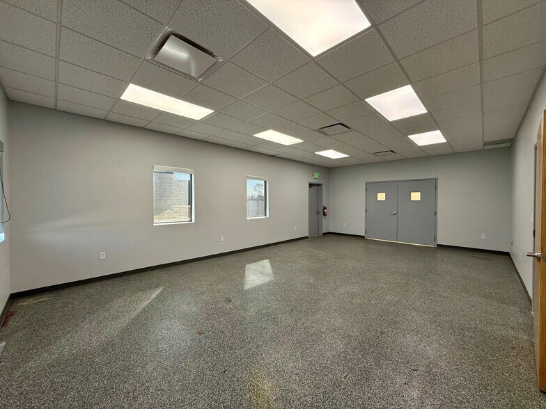 More Photos Of 950 Transport Dr, Valparaiso Flex For Lease