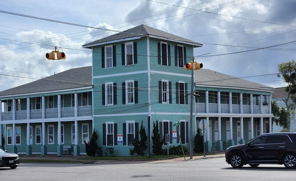 Primary Photo Of 101 S Commerce St, Port Lavaca Hotel For Sale