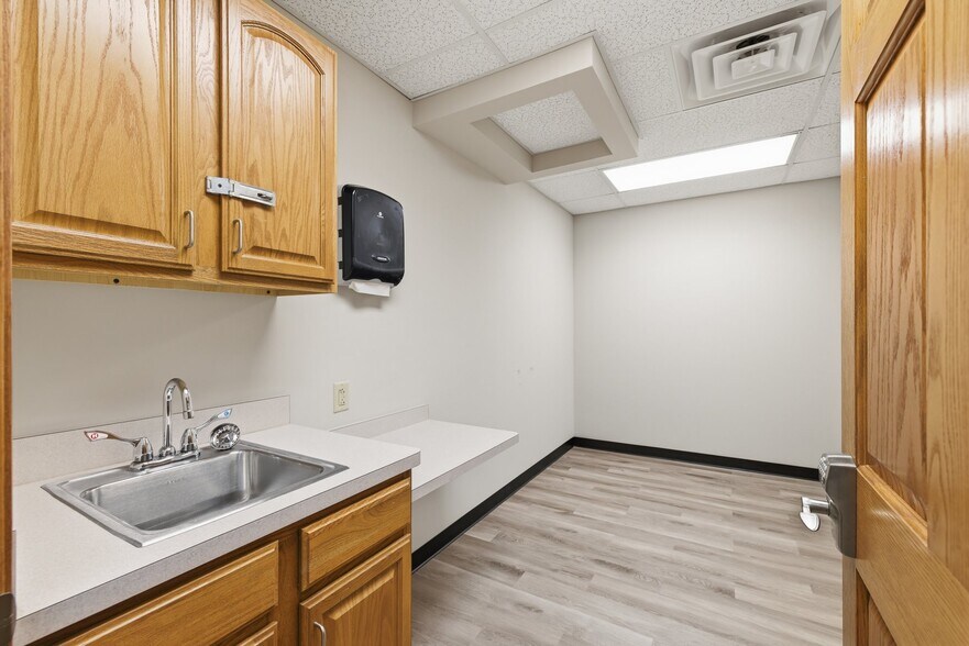 More Photos Of 1221 S Trimble Rd, Mansfield Office For Lease