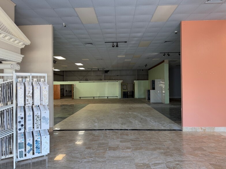 More Photos Of 4200 Tamiami Trl N, Naples Garden Center For Lease