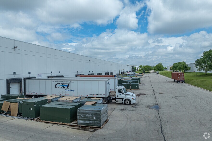 More Photos Of 375 W South Frontage Rd, Bolingbrook Warehouse For Lease