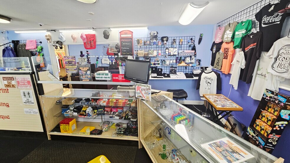 More Photos Of 306-308 Roberts Ln, Bakersfield Storefront Retail Residential For Sale