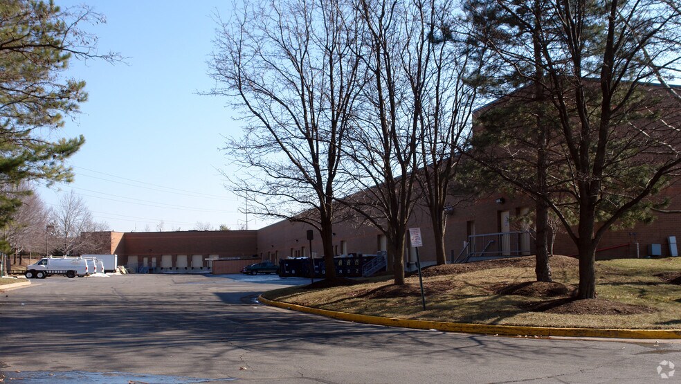 More Photos Of 14000 Thunderbolt Pl, Chantilly Showroom For Lease