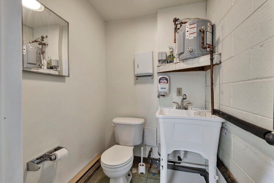 More Photos Of 201 Ruthar Dr, Newark Distribution For Lease