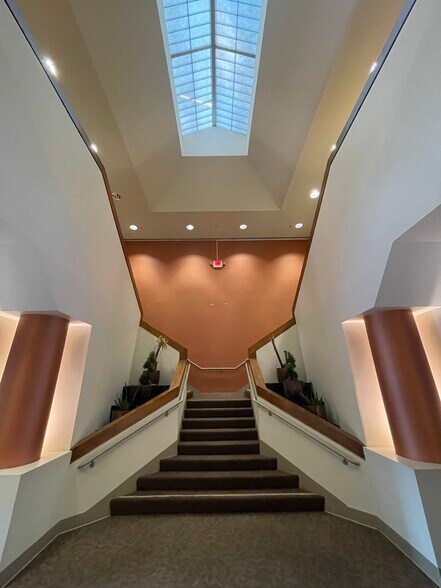 More Photos Of 26010 Mureau Rd, Calabasas Office For Sale