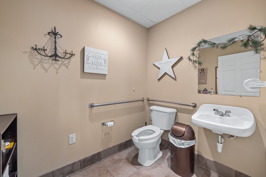 More Photos Of 42 N Main St, Hartford Storefront Retail Residential For Sale