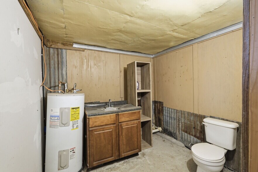 More Photos Of 110 County Road 421, Thorndale Freestanding For Sale