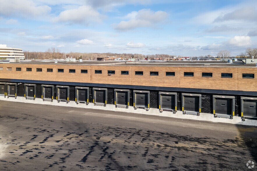 More Photos Of 1400 Rte Transcanadienne, Dorval Warehouse For Lease
