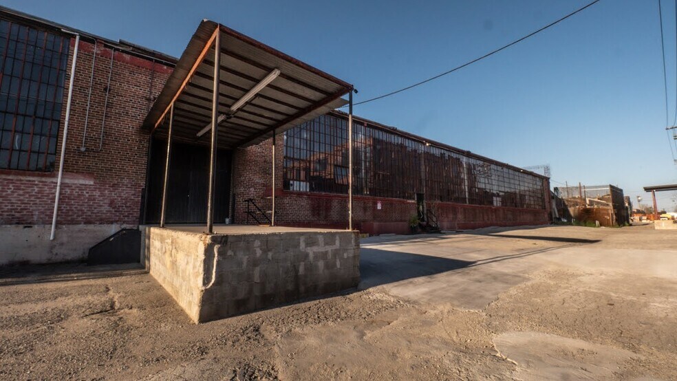 More Photos Of 6000 Avalon Blvd, Los Angeles Warehouse For Lease