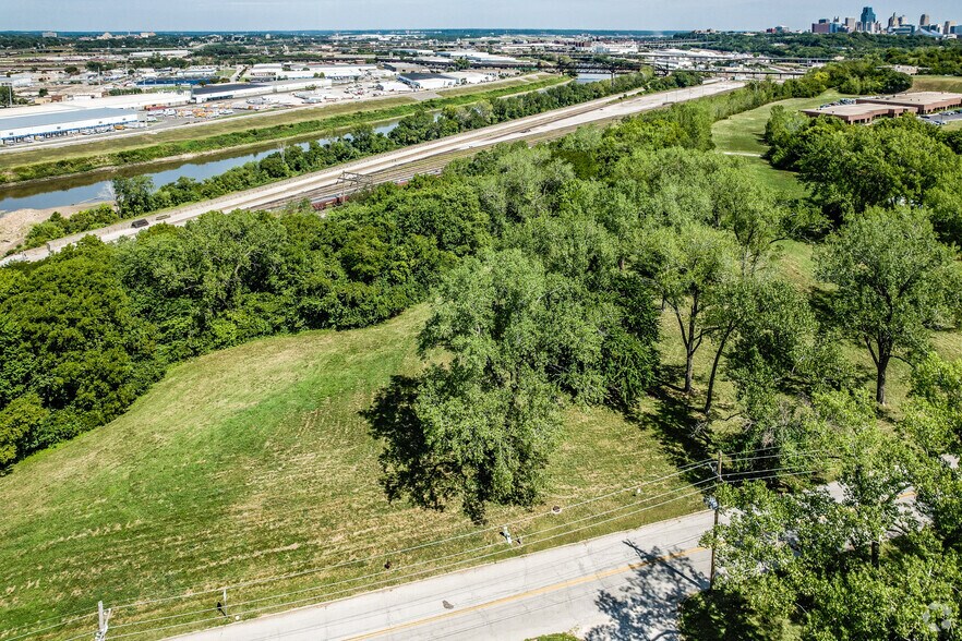 More Photos Of Greystone Ave, Kansas City Flex For Lease